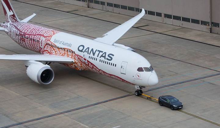 Tesla-Model-X-130-tonluk-ucagi-cekerek-yeni-bir-rekora-imza-atti