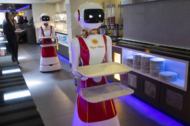 Bu Restoran Sosyal Mesafeyi Korumak İçin Garson Robotlar Kullanıyor